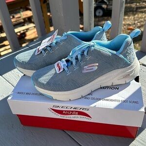Skechers Arch-Fit Comfy Wave Shoes size 6 New in Box